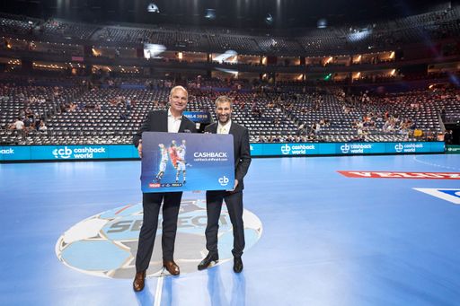 Guido van Rüth (Cashback World) und David Szlezak (EHF)
präsentieren die VELUX EHF FINAL4 Cashback Card.