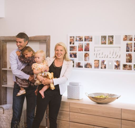 Vorschau Bild von So sehen glückliche Gewinner aus. Die Gewinner Familie des
UNIVERSAL Wohnzimmers im Wert von 20.000,- Euro.