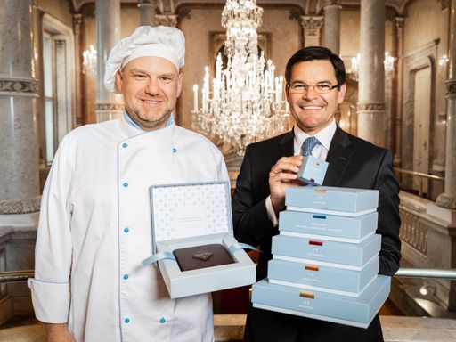 Vorschau Bild von Die Imperial Torte, das kaiserliche Meisterkonfekt, handgefertigt
im Hotel Imperial Wien.