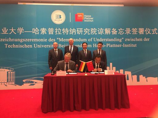 Deutsch-Chinesisches Kooperationsprogramm in Peking verlängert /
Potsdamer Hasso-Plattner-Institut und Beijing University of
Technology unterzeichnen Verlängerung: Hasso-Plattner-Institut und
Beijing University of Technology unterzeichnen
Kooperationsvereinbarung in Peking Tags: Peking; Woidke;
Deutsch-Chinesische Zusammenarbeit; China; Brandenburg;
Internet-Bridge; brandenburgische Ministerpräsident;deutscher
Botschafter in China; Weiterer Text über ots und
www.presseportal.de/nr/22537 / Die Verwendung dieses Bildes ist für
redaktionelle Zwecke honorarfrei. Veröffentlichung bitte unter
Quellenangabe: "obs/HPI Hasso-Plattner-Institut"