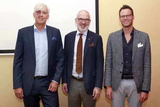 https://www.apa-fotoservice.at/galerie/15289 Wien. Im Bild
v.l.n.r.: Prim. Priv.-Doz. Dr. Nenad Mitrovic (Vorsitzender der AG
für Schmerz in der ÖGN; Leiter der Abteilung für Neurologie,
Salzkammergut Klinikum Vöcklabruck); Prim. Univ.-Prof. Dr. Mag.
Eugen Trinka (FRCP, Präsident der Österreichischen Gesellschaft für
Neurologie (ÖGN); Vorstand der Universitätsklinik für Neurologie -
Christian Doppler Universitätsklinik Salzburg); (Assoz.-Prof.
Priv.-Doz. Dr. Gregor Brössner, Präsident der Österreichischen
Kopfschmerzgesellschaft (ÖKSG); Universitätsklinik für Neurologie,
Medizinische Universität Innsbruck)