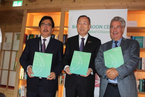  im Bild (von links): Galimkair Mutanov (Rektor der
kasachischen Al-Farabi-Universität); Ban Ki-Moon (8. UN General
Sekretär), Heinz Fischer.
