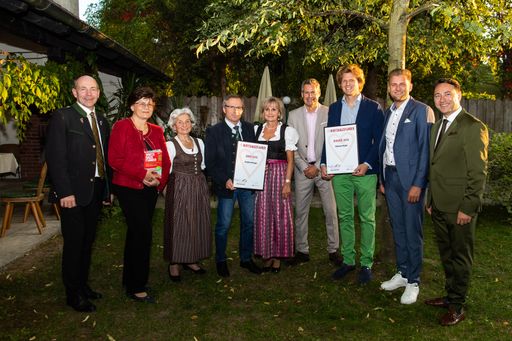 https://www.apa-fotoservice.at/galerie/15063 Foto v.l.n.r.: LR
Max Hiegelsberger, Renate Wagner-Wittula, Wirtshausführer,
"Wirtshausführer Wirt 2019" Hedi, Wolfgang und Hermi Klinger,
Gasthof Klinger, Klaus Egle, Wirtshausführer, "Wirtshausführer
Winzer 2019" Michael Malat, Michael Freese, Römerquelle und der
Stellvertreter des Landeshauptmanns Dr. Manfred Buchinger feiern die
Auszeichnungen und die 20. Auflage des Wirtshausführers.