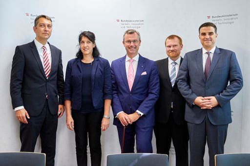 Bundesminister Norbert Hofer mit den vier Professoren, die eine
vom BMVIT geförderte Stiftungsprofessur innehaben. Von links nach
rechts: Sebastian Schlund (TU Wien), Cristina Olaverri (TU Linz),
Bundesminister Norbert Hofer, Mathias Böhm (TU Graz), Sergio Amancio
(TU Graz).