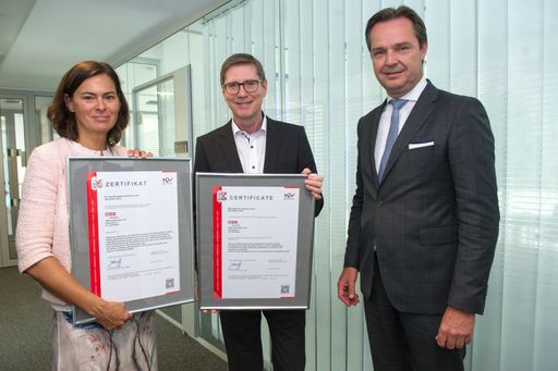 ÖBB Infra-Vorstand Silvia Angelo: „Die
Aufrechterhaltung eines Managementsystems ist ein Prozess der
kontinuierlichen Verbesserung – was wir im Rahmen der
Rezertifizierung beweisen werden.“ Im Bild (v.l.n.r. Silvia Angelo,
Franz Seiser, Vorstand ÖBB-Infrastruktur AG, Rob Bekkers, TÜV
AUSTRIA Group Executive Business Director. (C) ÖBB Infrastruktur AG.