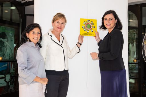  Bundesministerin Elisabeth Köstinger übergibt das
Österreichische Umweltzeichen an Bettina Leidl, die Direktorin des
KUNST HAUS WIEN. Museum Hundertwasser und Vizepräsidentin von ICOM,
dem International Council of Museums. Zum ersten Mal erhält damit
ein Museum die etablierte Zertifizierung, mit der sich Betriebe und
Institutionen zu Umweltschutz und Qualität verpflichten. Als grünes
Museum will das KUNST HAUS WIEN hier impulsgebend für den gesamten
Kulturbereich wirken.