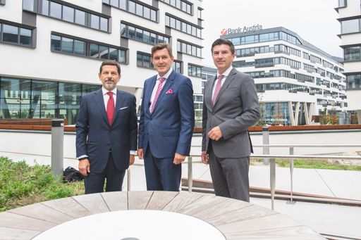 im Bild v.l.n.r.: Gianni Franco Papa (General
Manager UniCredit), Peter Hanke (Amtsführender Stadtrat der Stadt
Wien für Finanzen, Wirtschaft, Digitalisierung und Internationales),
Robert Zadrazil (Vorstandsvorsitzender UniCredit Bank Austria)