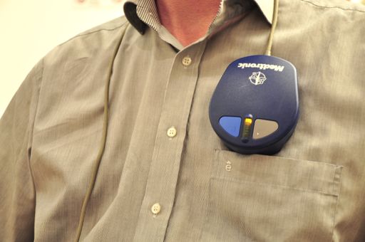 Vorschau Bild von Unkompliziert: Der Sensor liegt an der Brust des
Patienten. Damit wird der Herzschrittmacher auf MR-Modus
eingestellt.