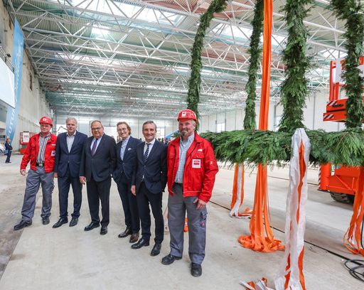 Im Bild von links nach rechts: Holger Meyer, Polier Köster GmbH,
Thomas Kleine-Kalmer, Prokurist und Bereichsleitung Großprojekte
Köster GmbH, Werner Matthias Dornscheidt, Vorsitzender der
Geschäftsführung Messe Düsseldorf GmbH, Jurek Slapa,
Geschäftsführender Gesellschafter slapa oberholz pszczulny
architekten, , Th. Schulte, Oberbürgermeister der Landeshauptstadt
Düsseldorf und Vorsitzender des Aufsichtsrats der Messe Düsseldorf
GmbH, Thomas Schulte, Polier Köster GmbH / Weiterer Text über ots
und www.presseportal.de/nr/17234 / Die Verwendung dieses Bildes ist
für redaktionelle Zwecke honorarfrei. Veröffentlichung bitte unter
Quellenangabe: "obs/Messe Düsseldorf/Ansgar Maria van Treeck"