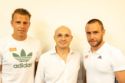 Vorschau Bild von Rapid Kapitän Stefan Schwab und Rapid Ikone Steffen Hofmann bei
der Eröffnungsfeier des KinderTagsHospiz Netz.