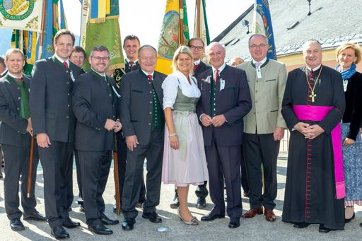 Im Vordergrund (v.l.n.r.): Standartenträger Harald Hochedlinger,
NAbg. Johannes Schmuckenschlager, LR Ludwig Schleritzko, Präs.
Obmann Hermann Schultes, Direktorin LAbg. Klaudia Tanner, LH a. D.
Erwin Pröll, LH-Stv. Stephan Pernkopf, Propst Maximilian Fürnsinn
und Volkskultur-GF Dorli Draxler.