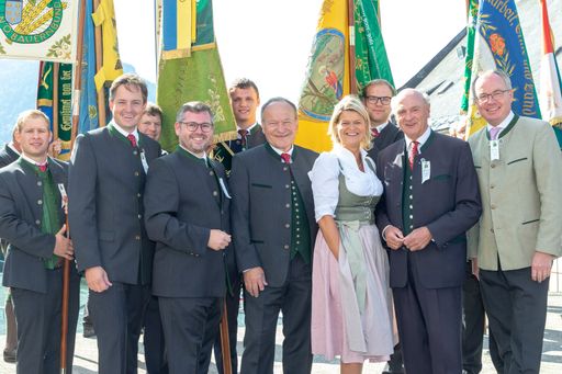 Vorschau Bild von Kaiserwetter bei NÖ Bauernbundwallfahrt (v.l.n.r.):
Standartenträger Harald Hochedlinger, NAbg. Johannes
Schmuckenschlager, LR Ludwig Schleritzko, Präs. Obmann Hermann
Schultes, Direktorin LAbg. Klaudia Tanner, LH a. D. Erwin Pröll und
LH-Stv. Stephan Pernkopf.