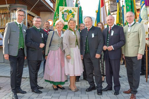 Vorschau Bild von Vor dem Einzug in die Basilika Mariazell (v.l.n.r.):
Bauernbundpräsident NAbg. Georg Strasser, LR Ludwig Schleritzko,
„Hilfe im eigenen Land“-Präsidentin Sissi Pröll, Direktorin LAbg.
Klaudia Tanner, Obmann Hermann Schultes, LH a. D. Erwin Pröll und
LH-Stv. Stephan Pernkopf.