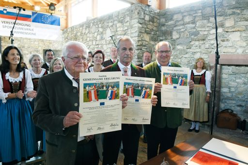  Großes Treffen der Kulturen - Klosterruine Arnoldstein.
Präsentation der Feierlichen Erklärung ©fritzpress