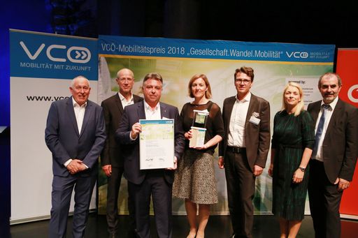  https://www.apa-fotoservice.at/galerie/15409 Gewinner
VCÖ-Mobilitätspreis Österreich: Zell am See. Von links nach rechts:
VCÖ-Geschäftsführer Willi Nowak, bmvit-Sektionschef Herbert Kasser,
Bürgermeister Peter Padourek, Silvia Lenz (Leiterin Bauverwaltung),
Baumeister Bernd Hildebrand, Evelyn Palla (Vorstand
ÖBB-Personenverkehr AG), BMNT-Generalsekretär Josef Plank. Wien.Der
VCÖ-Mobilitätspreis Österreich geht an die Stadtgemeinde Zell am See
für das vorbildliche Mobilitätskonzept bei der Wohnhausanlage
"Sonnengarten Limberg". Bei Österreichs größtem Wettbewerb für
nachhaltige Mobilität, der vom VCÖ in Kooperation mit dem bmvit,
BMNT und ÖBB durchgeführt wird, wurden 321 Projekte eingereicht und
13 ausgezeichnet. Kategoriesieger sind Infineon, DHL Express
Austria, TU Wien, Universität Salzburg, Radvokaten, Jürgen Sorger
(FH Johanneum), Umweltbundesamt, Rytle, Verkehrsverbund Vorarlberg,
Salzburg AG, Grödig und Lienz.