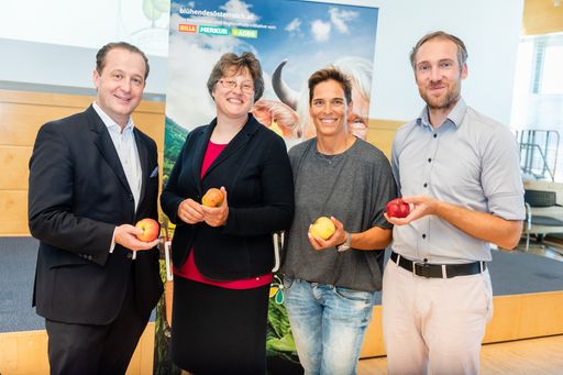 Vorschau Bild von Die Jury des Wettbewerbs "Gesucht: die schönsten
Streuobstwiesen": Robert Nagele, BILLA Vorstandssprecher, Katharina
Varadi-Dianat, Obfrau ARGE Streuobst, Michaela Dorfmeister,
Skilegende, Ronald Würflinger, Geschäftsführer Blühendes Österreich