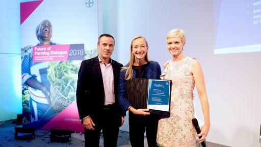 Bayer unterstützt Kleinbauern in Afrika mit einer Spende an den
One Acre Fund / Liam Condon, Mitglied des Vorstands der Bayer AG und
Leiter der Division Crop Science, Sarah LaHaye, Leiterin Business
Development, One Acre Fund, Monika Lessl, Leiterin Corporate
Innovation & R&D, Bayer. Bayer unterstützt Kleinbauern in Afrika mit
einer Spende an den One Acre Fund in Höhe von 700.000 EUR / Weiterer
Text über ots und www.presseportal.de/nr/58404 / Die Verwendung
dieses Bildes ist für redaktionelle Zwecke honorarfrei.
Veröffentlichung bitte unter Quellenangabe: "obs/Bayer CropScience
AG"