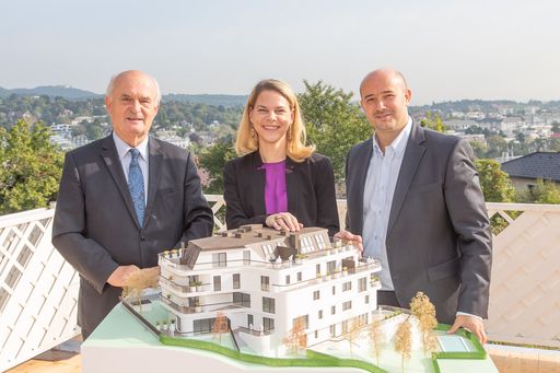 Das exklusive Villenprojekt der SEESTE Bau GmbH als Modell beim
Spatenstich.