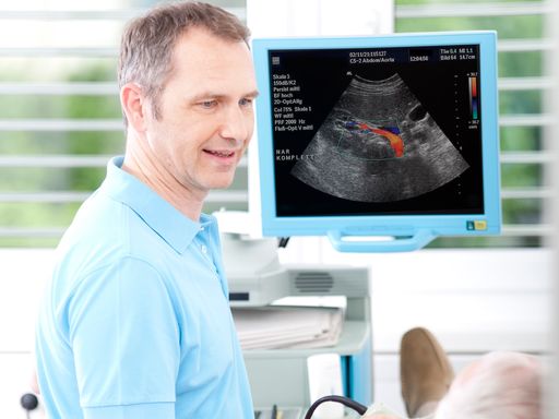 Vorschau Bild von Dr.Gerhard Hafner bei einer Ultraschalluntersuchung