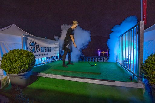  ONE SHOT: ein Hole-in-One beim Abschlag von der
Panoramaterrasse des Casinos auf ein schwimmendes Green am See war
100.000 Euro wert
