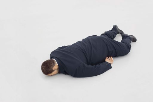 Vorschau Bild von He Xiangyu, "The Death of Marat", 2011 Glasfaser,
Kieselgel Courtesy Sigg Collection © He Xiangyu