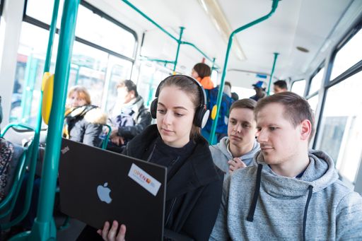 Online-Weiterbildung ist überall möglich Tags: Digitale Bildung;
E-Learning; Weiterbildung; Lebenslanges Lernen; Informatik;
Programmieren; MOOCs; Online-Kurse / Weiterer Text über ots und
www.presseportal.de/nr/22537 / Die Verwendung dieses Bildes ist für
redaktionelle Zwecke honorarfrei. Veröffentlichung bitte unter
Quellenangabe: "obs/HPI Hasso-Plattner-Institut/HPI/Kay
Herschelmann"