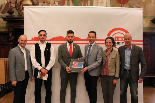  Süd-Tiroler Freiheit überreicht die unterschriebenen Petitionen
für die doppelte Staatsbürgerschaft für Südtiroler dem Rechtsberater
der Europäischen Freien Allianz, Gio Paolo Baglioni. Zudem auf der
Pressekonferenz: Ervin Tőke, Vizevorsitzender der ungarischen
Volkspartei Siebenbürgens, der über die doppelte Staatsbürgerschaft
in seiner Region refererierte.