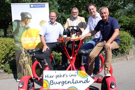 Burgenlands Weinbaupräsident Andreas Liegenfeld,
Landeshauptmann Hans Niessl, Tourismus- und Wirtschaftslandesrat
MMag. Alexander Petschnig und Burgenland Tourismus-Geschäftsführer
Hannes Anton freuen sich über die WM-Präsenz des Burgenlandes.
