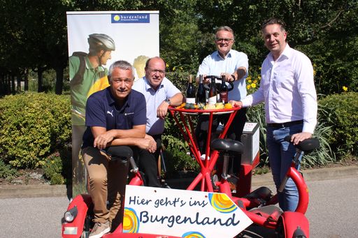 Vorschau Bild von Burgenland Tourismus-Geschäftsführer Hannes Anton,
Burgenlands Weinbaupräsident Andreas Liegenfeld, Landeshauptmann
Hans Niessl sowie Tourismus- und Wirtschaftslandesrat MMag.
Alexander Petschnig