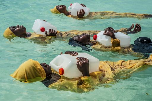  Sansibar. Nirgendwo ertrinken mehr Menschen als in Afrika. Viele,
weil sie nicht schwimmen können. Man müsste es lernen dürfen. Das
aber ist Frauen auf Sansibar verboten. Und nun tun sie es trotzdem.
Sie wagen es, sie riskieren die doppelte Mutprobe. „Panje“ heißt das
Projekt. Und es ist ansteckend. Es ermuntert immer mehr Mädchen und
junge Frauen, sich selber wichtiger zu nehmen als das Verdikt alter,
bärtiger Männer.