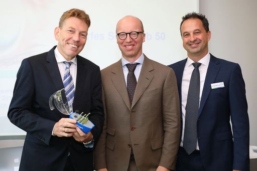  https://www.apa-fotoservice.at/galerie/15389 Im
Bild v.l.n.r.: Univ.-Prof. Dr. med. Thomas Kohnen, MD, PhD, FEBO
(Direktor der Klinik für Augenheilkunde Goethe Universität
Frankfurt), Prim. Univ. Prof. Dr. Oliver Findl, MBA (Vorstand der
Augenabteilung im Hanusch Krankenhaus Wien), Benedikt Hoffmann
(General Manager Alcon Austria and Switzerland)