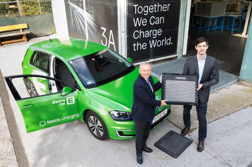 Easelink-Gründer Hermann Stockinger (re.) freut
sich mit Christian Purrer (Energie Steiermark) über den Start für
den weltweit einzigartigen E-Flotten-Test.