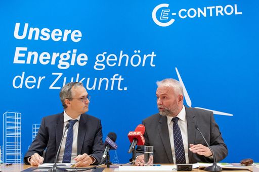Wolfgang Urbantschitsch und Andreas Eigenbauer, die
beiden Vorstandsmitglieder der E-Control (v.l.).