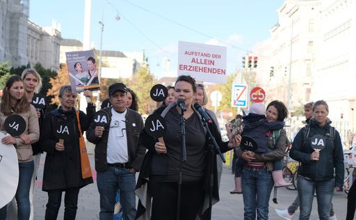 Lena Jäger, Projektleiterin des
Frauen*Volksbegehrens fordert bei der parteiübergreifenden
Medienaktion das "Ja" zur Unterhaltssicherung für Kinder
