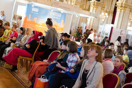 Vorschau Bild von Neben Informationen zu Frauengesundheit oder Wissenswertes rund
um das Thema Pflege, stehen auch Showacts und ein Activity Center am
Programm. Ein besonderes Highlight der diesjährigen fem vital sind
die „fem vital Tanzstars 2018“, ein Tanzwettbewerb in Kooperation
mit der Tanzschule Chris.