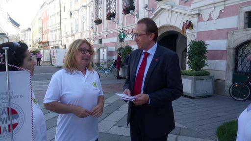 Vorschau Bild von Im Bild v.l. DGKS Sonja Koller, MBA, AZWM (Austrian
Wound Association), Mag. Matthias Stadler (Bürgermeister der
Landeshauptstadt St. Pölten)