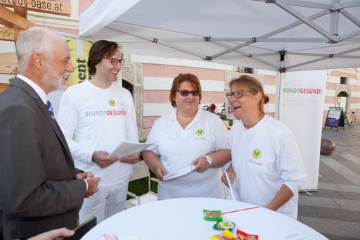 Vorschau Bild von https://www.apa-fotoservice.at/galerie/15539 v.l. Dr. Gerald
Bachinger (NÖ Patientenanwalt und Sprecher der Arbeitsgemeinschaft
der Patientenanwälte Österreichs), Mag. Philipp Lindinger
(Initiative Wund?Gesund!), Mag. Martina Laschet (Initiative
Wund?Gesund!), DGKS Sonja Koller, MBA, AZWM (Austrian Wound
Association)