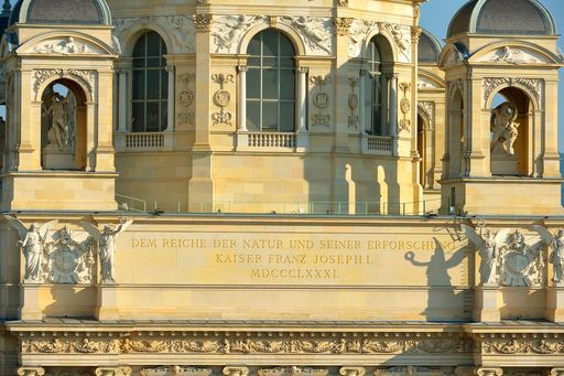 "Dem Reiche der Natur und seiner Erforschung" auf
der Fassade des Museums
