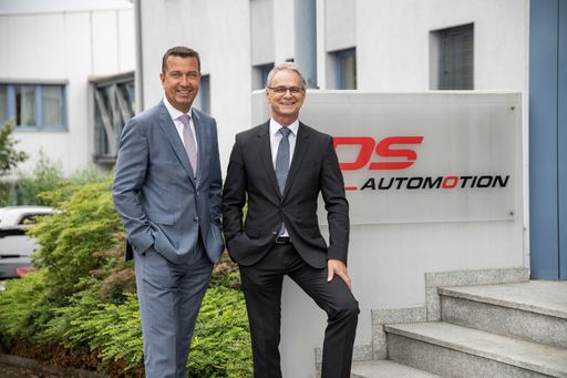  „Seit über 30 Jahren entwickelt DS AUTOMOTION
Fahrerlose Transportsysteme gemäß den Leitsätzen der Industrie 4.0.
Unserer ebenfalls bereits langjährigen Erfahrung mit dem
Zukunftsthema Batteriemontage verdanken wir den größten Auftrag
unserer Firmengeschichte.“
