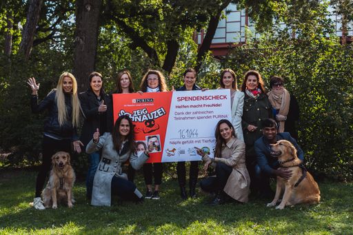 Im Bild v.l.n.r. Yvonne Rueff mit Hündin Mia, Sonja
Müllner (PFOTENHILFE Lochen), Maggie Entenfellner, Anna Zwettler
(Tierheim Bruck a.d. Leitha), Claudia Herka (Tierheim Parndorf),
Gisèle Mugny und Anna Weihmann (Purina PetCare Österreich), Sasa
Schwarzjirg, Carol Byers und Barbara Deutsch (Animal Care Austria),
Ramesh Nair und sein Hund Calimero