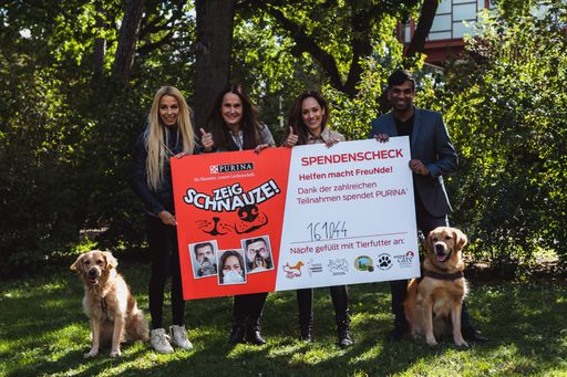 Vorschau Bild von Im Bild v.l.n.r. Yvonne Rueff mit Hündin Mia,
Maggie Entenfellner, Sasa Schwarzjirg, Ramesh Nair und sein Hund
Calimero