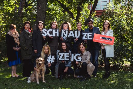 Vorschau Bild von Im Bild v.l.n.r. oben: Barbara Deutsch und Carol
Byers (Animal Care Austria), Sonja Müllner (PFOTENHILFE Lochen),
Anna Zwettler (Tierheim Bruck a.d. Leitha), Claudia Herka (Tierheim
Parndorf), Gisèle Mugny (Purina PetCare Österreich), Ramesh Nair,
Anna Weihmann (Purina PetCare Österreich), v.l.n.r. unten: Yvonne
Rueff mit Hündin Mia, Maggie Entenfellner, Sasa Schwarzjirg