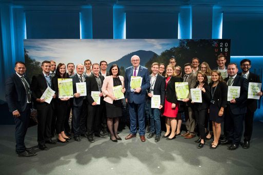  Der AgrarThinkTank evolution übergibt sein
Forderungspapier an Bunesministerin für Nachhaltigkeit und Tourismus
Elisabeth Köstinger und EU-AgrarKommissar Phil Hogan.