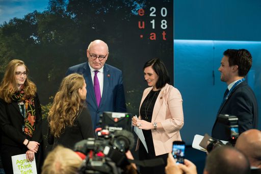 Vorschau Bild von Der AgrarThinkTank evolution übergibt sein
Forderungspapier an Bunesministerin für Nachhaltigkeit und Tourismus
Elisabeth Köstinger und EU-AgrarKommissar Phil Hogan.