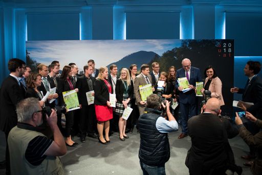 Vorschau Bild von Der AgrarThinkTank evolution übergibt sein
Forderungspapier an Bunesministerin für Nachhaltigkeit und Tourismus
Elisabeth Köstinger und EU-AgrarKommissar Phil Hogan.