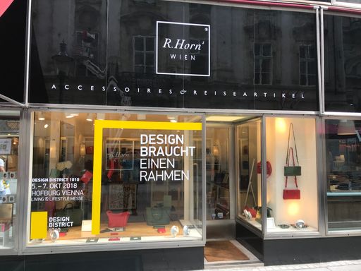 Vorschau Bild von Gelb beklebte Auslage eines Teilnehmers beim Design
District 1010.