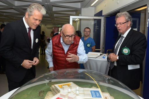 Vorschau Bild von (v.l.n.r.) DDr. Anton Ofner, Obmann der AUVA, Prof. Gustav
Peichl, Österreichischer Architekt und Prim. Univ.Prof. Dr. Walter
Oder, Ärztliche Leitung des Rehabilitationszentrums Meidling - Die
Nutzung des Bildes für redaktionelle Zwecke ist kostenlos.
Weitergehende Nutzung bedarf der Zustimmung des Aussenders.