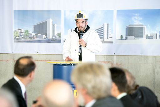 Vorschau Bild von Bei der Eröffnung der Feierlichkeiten wurde der
Gleichenspruch von einem Lehrling der Baufirma Porr vorgetragen.