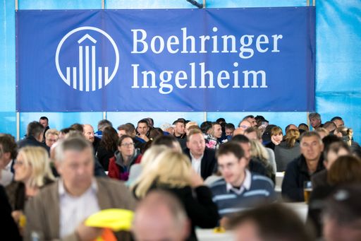 Vorschau Bild von Rund 18 Monate nach dem Spatenstich feierte man am
25. September bereits die Dachgleiche des neuen Produktions- und des
Quality-Gebäudes.