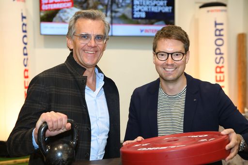  https://www.apa-fotoservice.at/galerie/14845 Im Bild v.l.n.r.:
Dipl.-Kfm. Mathias Boenke (Geschäftsführer Intersport Austria) und
Mag. (FH) Ralph Hofmann (Head of Marketing Intersport Austria)
